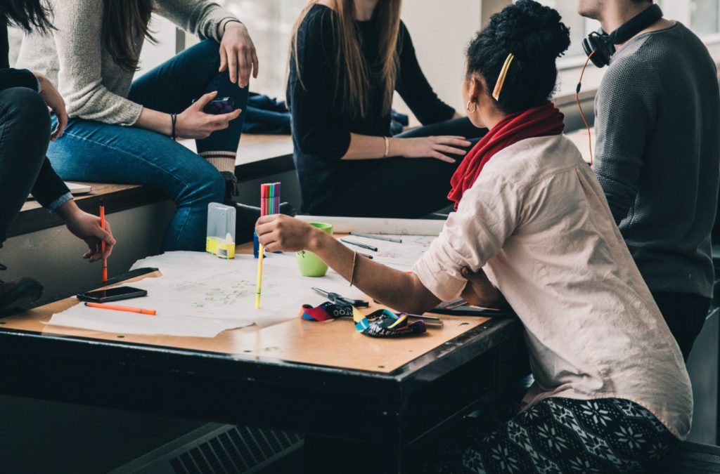 étudiante qui discute avec des amis