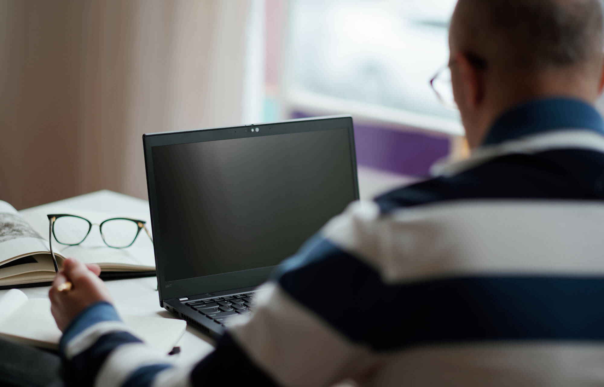 Derrière son PC - Hart recrutement Derrière son PC - Hart recrutement