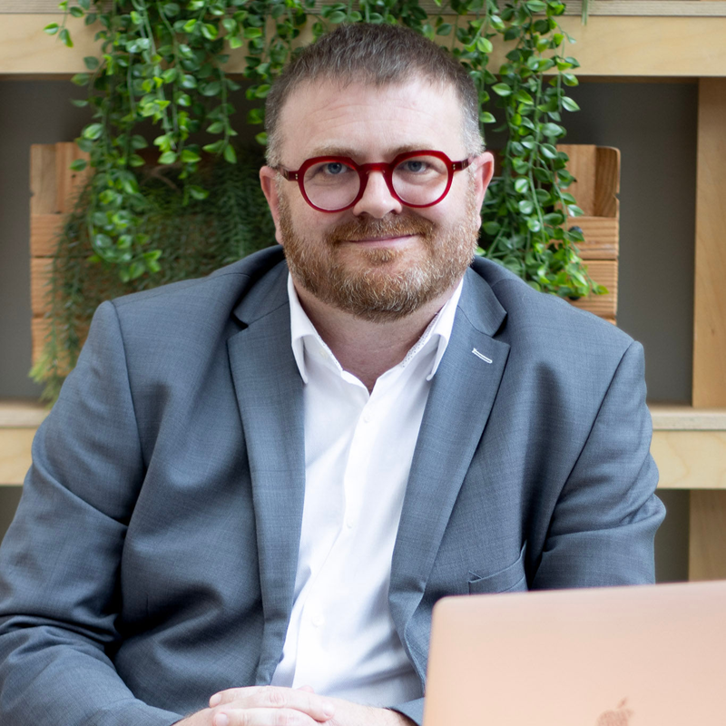 Derrière son PC - Hart recrutement